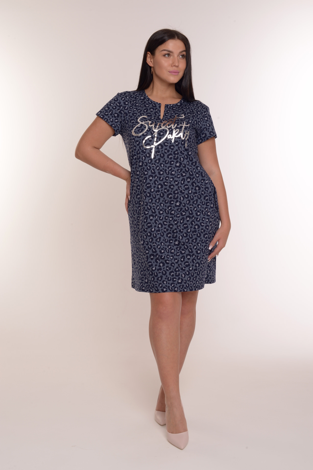 Фото товара 21379, серая туника с золотой надписью